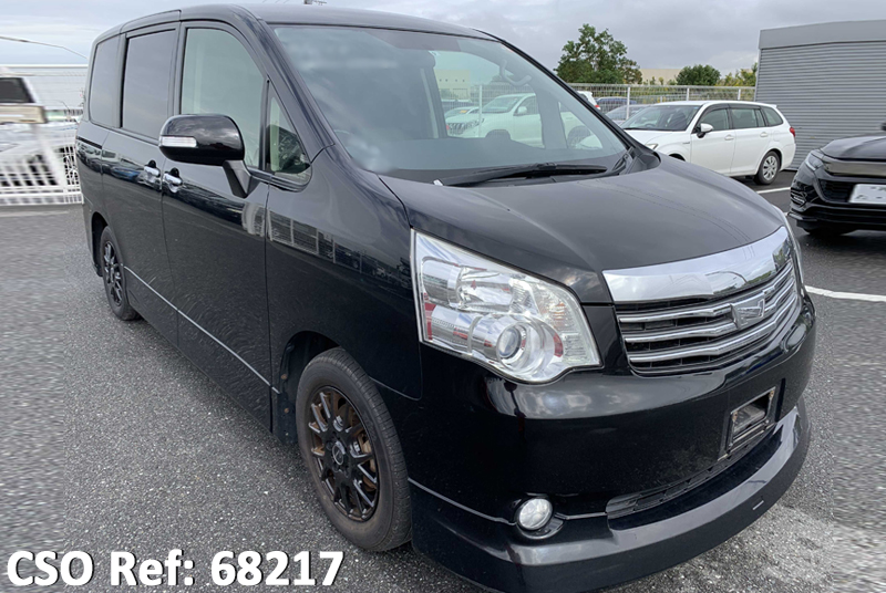 Toyota / Noah 2013